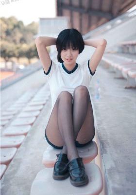 年轻的女闺蜜hd