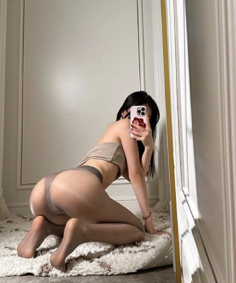 秘书伺候老板玩3p