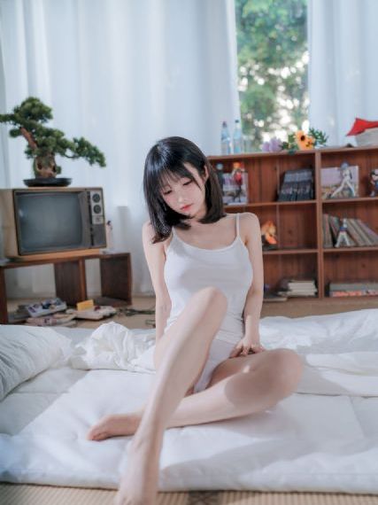 脱了她裙子摸进她的内裤亲吻网站