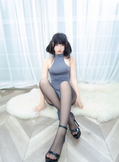 一个女