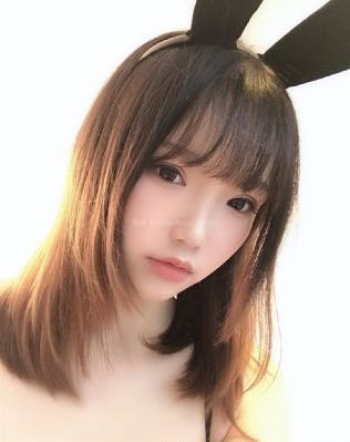 亲嘴一边揉一边往下摸全过程